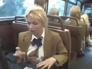 Blond deity sucer asiatique juveniles membre sur la autobus