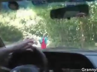 Old pengait gets nailed in the mobil by a stranger