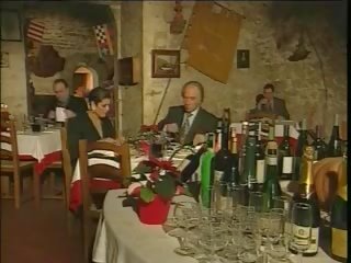 وسيم الإيطالي بالغ غش زوج في مطعم