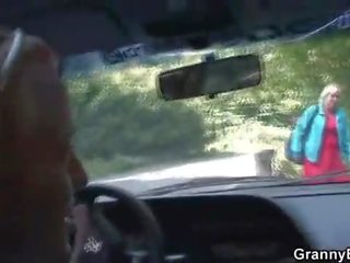 Velho prostitutas fica pregado em o carro por um desconhecido