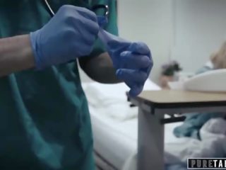 Puro tabú pervertido medic da adolescente paciente vagina examen